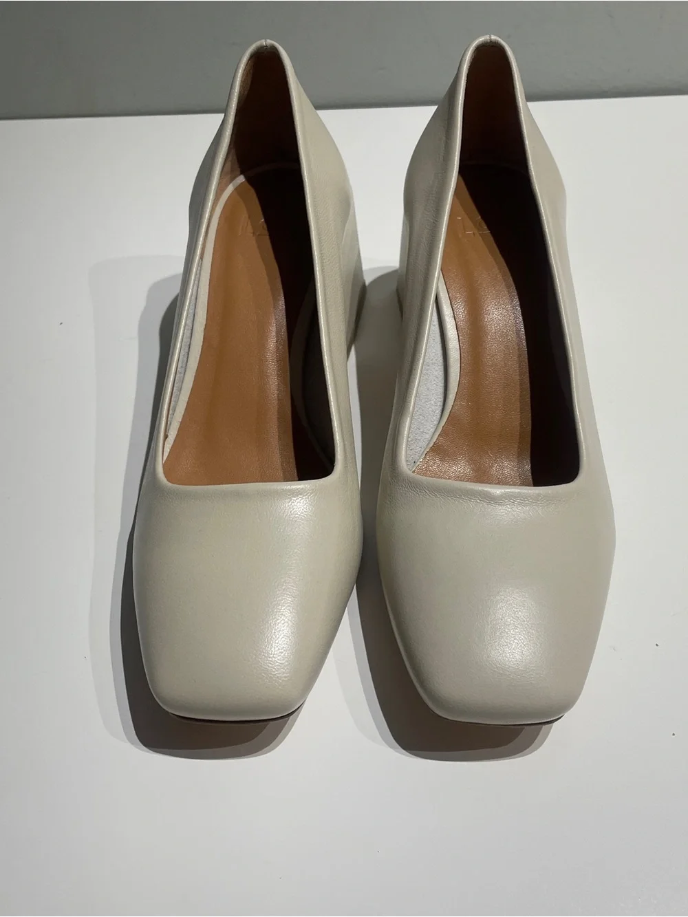LoQ Classic Square-Toe Block Heel Pumps in Cream 5.5 - Picture 4 of 12